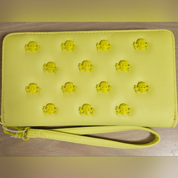 Betsey Johnson Neon Citron Skull Studded Wristlet Zip Around Credit Card Wallet - Picture 2 of 11